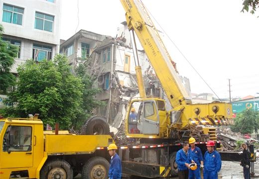 都江堰荷花池正大门旁的废墟为救出幸存者而商讨救援方案_看图王.jpg